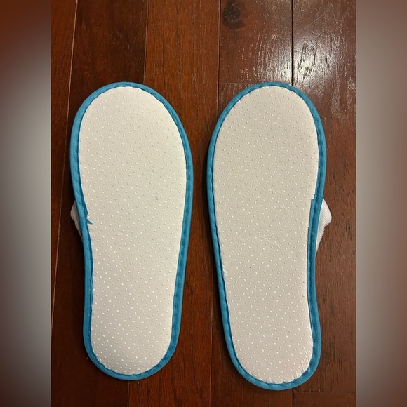 4 pairs new hotel spa Disposable Slippers Closed Toe
White Non-Slip Travel - Picture 5 of 8
